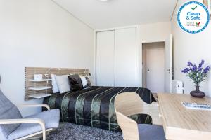 A bed or beds in a room at Santa Catarina Cozy Nest - Porto Downtown