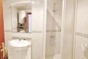 y baño blanco con lavabo y ducha. en Apartamento Garro by SanSe Holidays, en San Sebastián