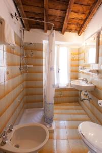 y baño con bañera, lavamanos y ducha. en L'ORIZZONTE, en Riomaggiore