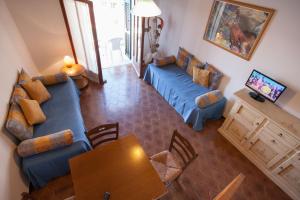sala de estar con sofá azul y mesa en L'ORIZZONTE, en Riomaggiore