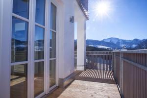 uma varanda de uma casa com vista para as montanhas em Haus "Bergblick" Oberstaufen Apartment mit 2 Schlafzimmer em Oberstaufen