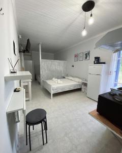 ein Wohnzimmer mit einem Bett und einem Tisch in der Unterkunft Faros Studios in Lygia