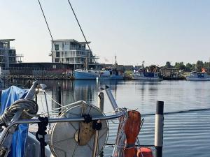 un barco está atracado en el agua con barcos en 8 person holiday home in Wendtorf, en Wendtorf