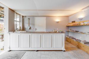 a kitchen with a white counter in a room at Safaritenten 'Woody' in Kuinre
