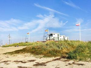 ein Haus am Strand mit Flaggen im Sand in der Unterkunft 5 star holiday home in Wendtorf in Wendtorf