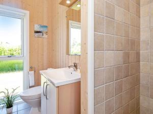 Koupelna v ubytování Three-Bedroom Holiday home in Otterup 4 + 24 fotografií
