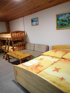 Posteľ alebo postele v izbe v ubytovaní Penzion Jendrál