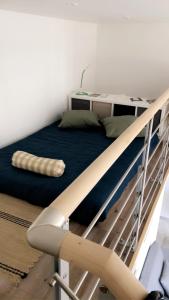 une chambre avec un lit superposé avec une échelle dans l'établissement Le Grand Mole - 2 à 8 voyageurs, à Sète