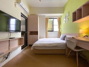 Una televisión o centro de entretenimiento en Adagio Hostel