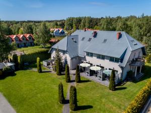 an aerial view of a large house with a yard at DW Róża Wiatrów in Dębki