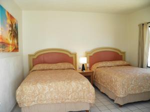 Habitación de hotel con 2 camas y ventana en #52 Bungalow Seaside Hotel & Victors RV Park, en San Felipe
