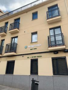 un edificio con balcones en un lateral en Apartamentos Wayteko, en Alicante