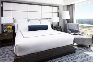 Postel nebo postele na pokoji v ubytování Pan Pacific Vancouver