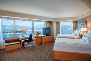 Postel nebo postele na pokoji v ubytování Pan Pacific Vancouver