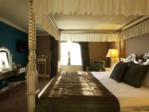 Cama o camas de una habitación en Wrexham Llyndir Hall Hotel, BW Signature Collection
