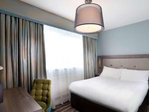 Säng eller sängar i ett rum på Warrington Fir Grove Hotel, Sure Hotel Collection by BW