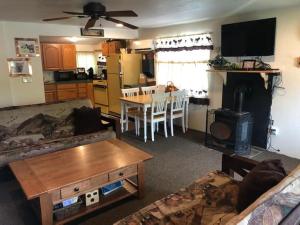 ein Wohnzimmer mit Sofa und Tisch in der Unterkunft Alpaca Inn, The in Lava Hot Springs