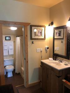 A bathroom at Alpaca Inn