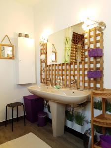 ベルク・シュル・メールにあるLES FRUITS DE MER, terrasse plein sudのバスルーム(洗面台、鏡付)
