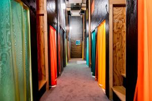 een gang met kleurrijke muren en een corridorngthngthngthngth bij Theatel Sapporo in Sapporo