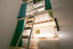 Katil dua tingkat atau katil-katil dua tingkat dalam bilik di Theatel Sapporo