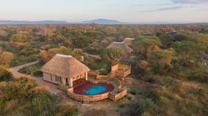 een luchtzicht op een huis met een zwembad bij Mabata Makali Luxury Tented Camp in Ruaha National Park