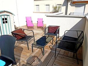 ベルク・シュル・メールにあるLES FRUITS DE MER, terrasse plein sudのデッキに椅子3脚とテーブル1台