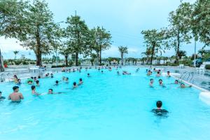 Poolen vid eller i närheten av THƯ DUY Resort