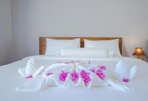 מיטה או מיטות בחדר ב-CALAO Kep Residence Hotel