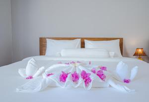 Postel nebo postele na pokoji v ubytování CALAO Kep Residence Hotel