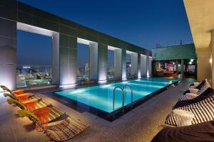 A piscina localizada em L7 HONGDAE by LOTTE ou nos arredores