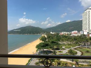 una vista della spiaggia da un balcone di Khách sạn Bình Dương a Quy Nhon