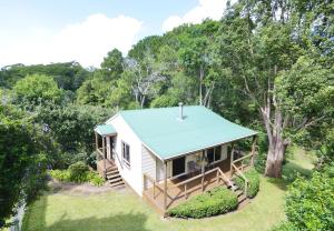 eine Luftansicht eines winzigen Hauses mit grünem Dach in der Unterkunft Apple Tree Cottage Montville in Montville