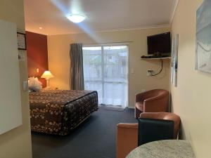 a hotel room with a bed and a window at Aldan Lodge in Picton
