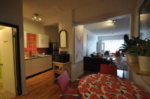 een keuken en een woonkamer met een tafel en stoelen bij Barefoot Inn in Ottawa