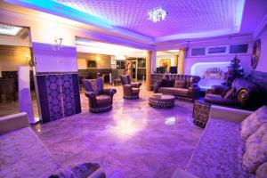 - un hall avec des canapés, des chaises et une cheminée dans l'établissement Exporoyal Hotel, à Antalya