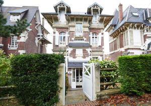 a large house with a white door in front of it at Villa Les Cormorans, Vue Mer, 10 personnes in Ault