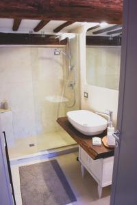 łazienka z umywalką i prysznicem w obiekcie Del Giglio's Luxury apartment in Piazza della Signoria we Florencji +37 zdjęć