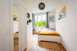 a bedroom with a bed and a window at Appartement 2 chambres hypercentre Saint Nazaire in Saint-Nazaire