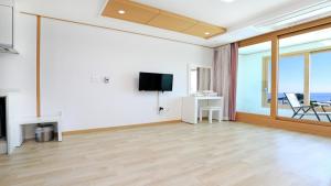 TV a/nebo společenská místnost v ubytování Marine Port Resort