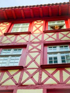 un edificio rojo y blanco con 3 ventanas en Maison d'hôtes City Break MIRADOUR en Bayona