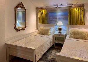Łóżko lub łóżka w pokoju w obiekcie VILLA MARJAN - 3 bdr, 3 bath, parking