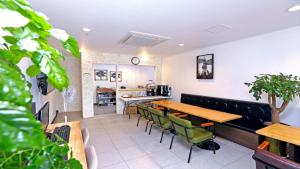 - un restaurant avec une table et des chaises dans la chambre dans l'établissement Marine Port Resort, à Seogwipo