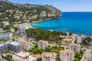 una vista aérea de la ciudad y el océano en Oros de la Mar Bl. III 1A, en Canyamel