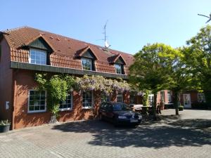 un coche aparcado frente a un edificio en Hotel Leppiner Hof - B&B FRÜHSTÜCKSPENSION, en Arendsee