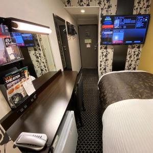 une chambre avec un téléphone portable assis sur un comptoir dans l'établissement APA Hotel Toyohashi-Ekimae, à Toyohashi