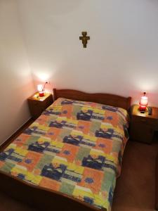Un dormitorio con una cama con una colcha colorida. en Apartments Ana Pogana en Punta Križa