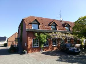 a house with a car parked in front of it at Hotel Leppiner Hof - B&B FRÜHSTÜCKSPENSION in Arendsee