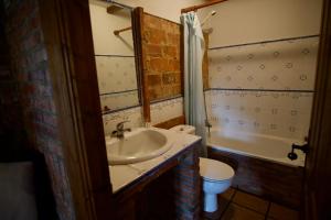 GajanoにあるCasa Bediaのバスルーム(洗面台、トイレ、バスタブ付)