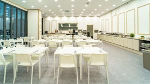Hi Ocean Gyeongpo tesisinde bir restoran veya yemek mekanı
